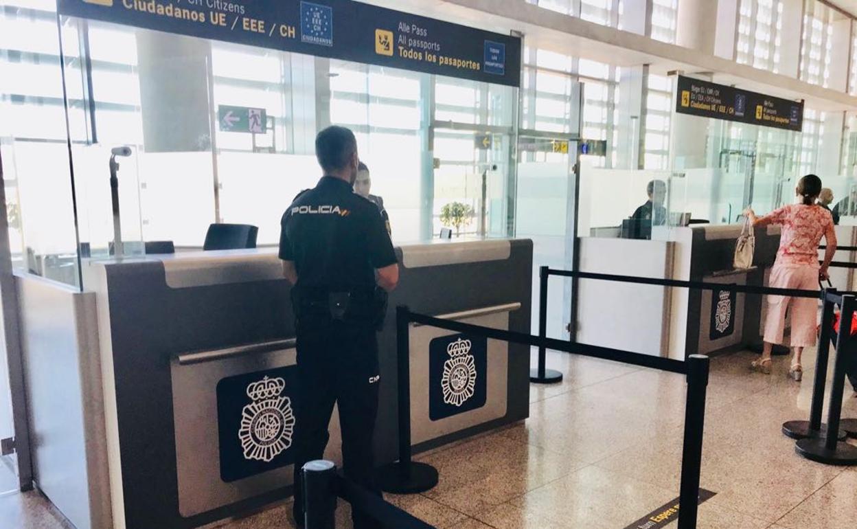Dos jóvenes, entre ellos una menor, detenidos en el aeropuerto de Málaga con documentación falsa