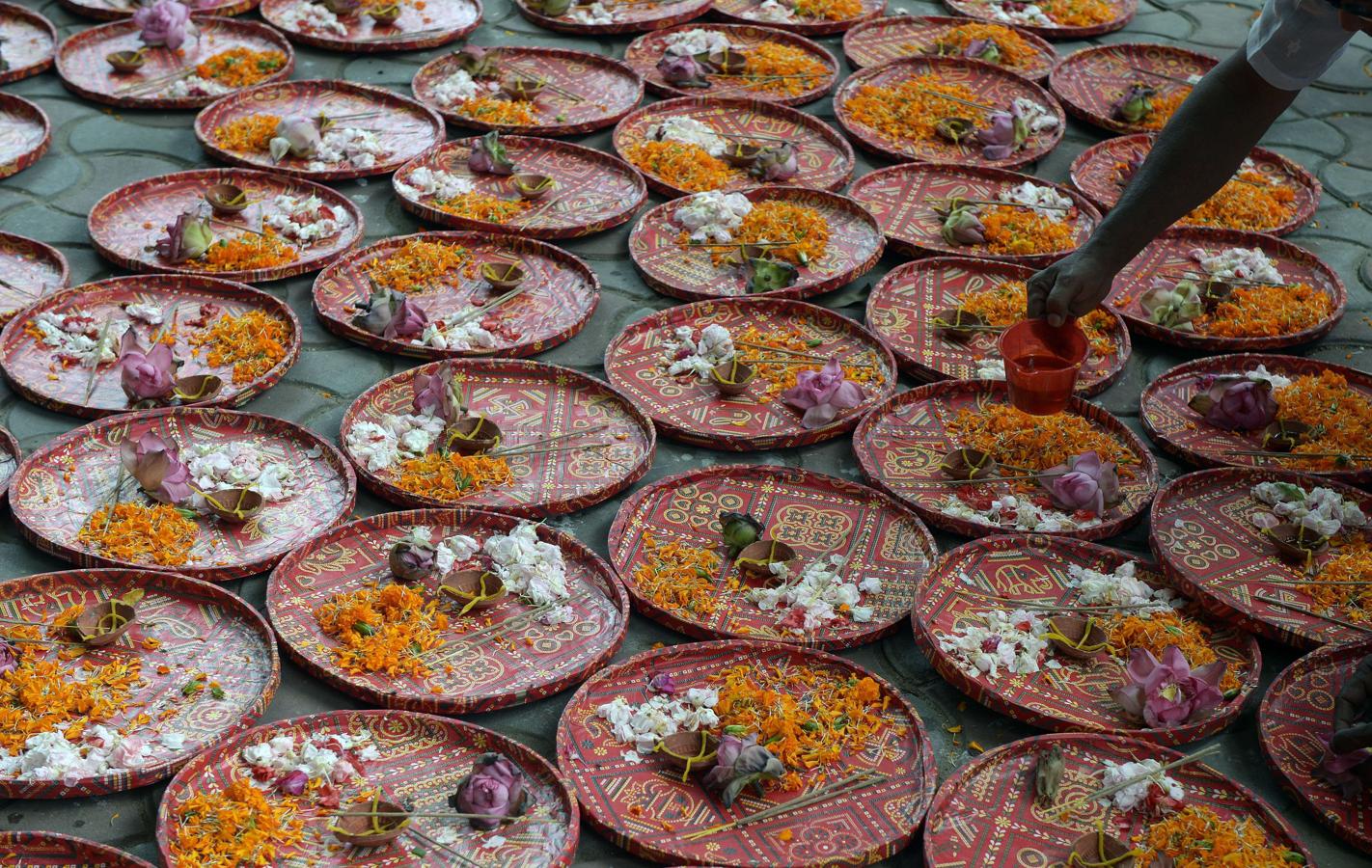 Los peregrinos y devotos hindúes preparan bandejas devocionales para el Rath Yatra.