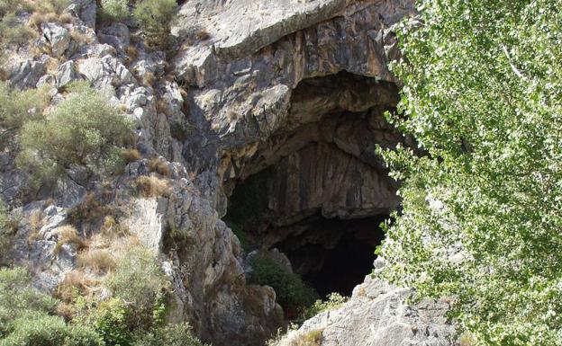 Entrada de la Cueva del Gato