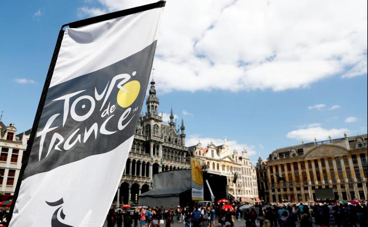 El logo del Tour de Francia en la Gran Plaza de Bruselas.