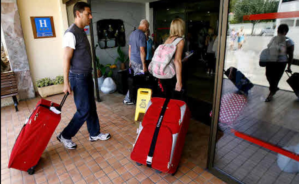 Turistas entran en un hotel de Calviá en la isla de Mallorca.