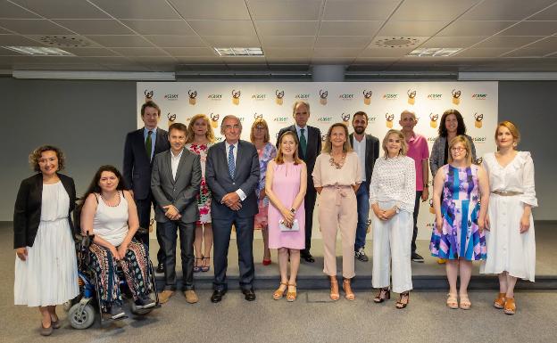 Foto de los premiados junto a Ana Pastor, Amado Franco, presidente de la Fundación Caser, Ignacio Eyriès, vicepresidente y Juan Sitges, director. 