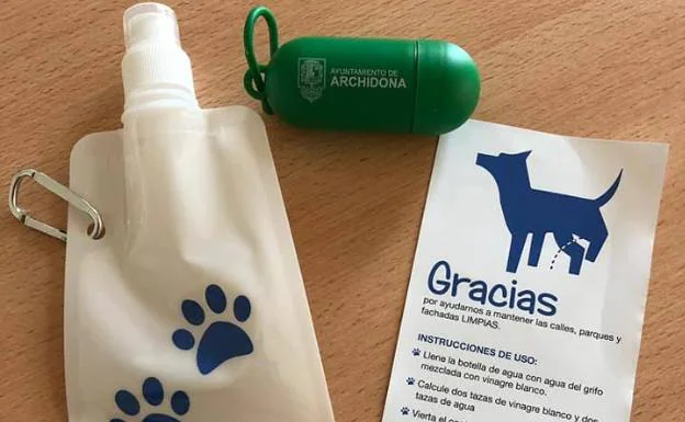 Botellas para limpiar los orines de los perros con agua y vinagre