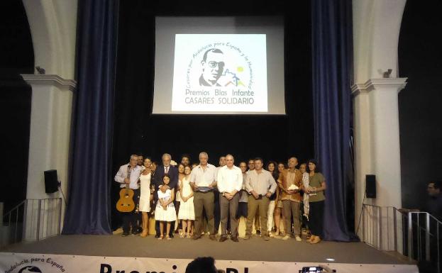 Los premiados junto a Maeztu y el alcalde de Casares