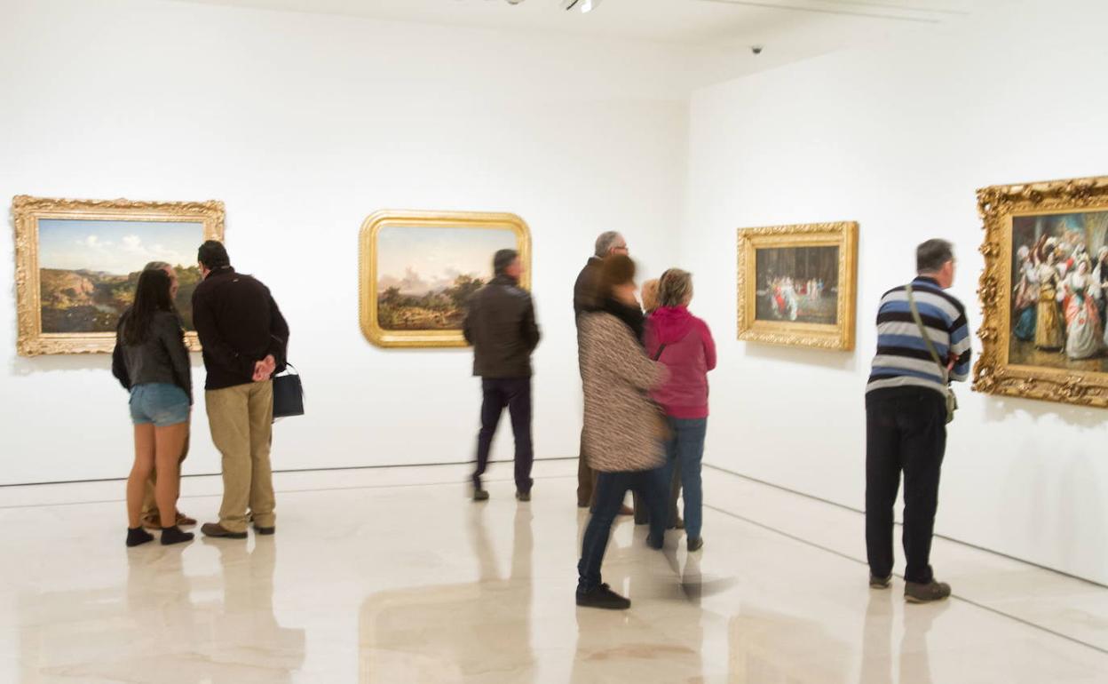 Visitantes en el Museo Carmen Thyssen de Málaga.