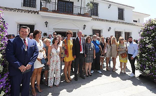 Nozal, los ediles populares y simpatizantes, a las puertas del Ayuntamiento.