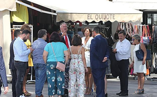 Nozal, junto a los concejales del PP, el pasado viernes antes del pleno.