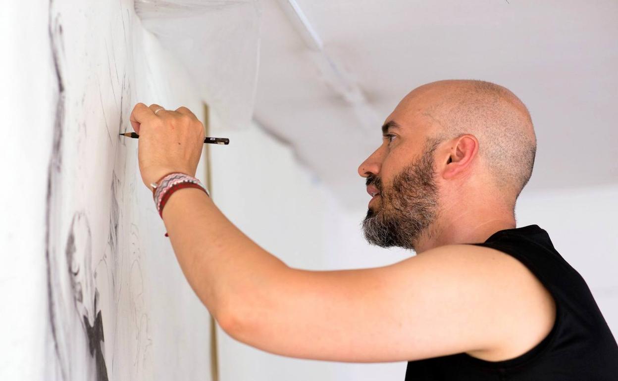 El artista José Luis Puche pinta un mural de grandes dimensiones en su estudio que le ha encargado el actor Antonio Banderas 