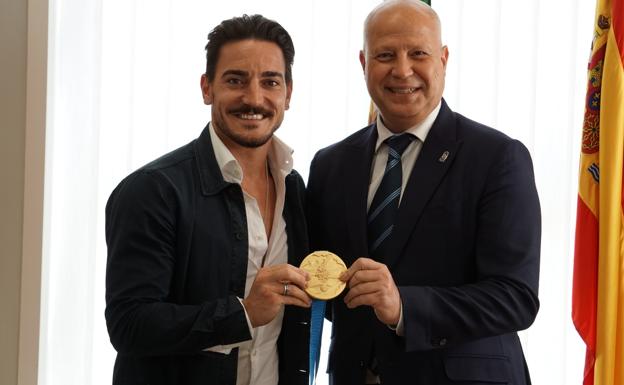 Damián Quintero, recibido por De la Torre e Imbroda