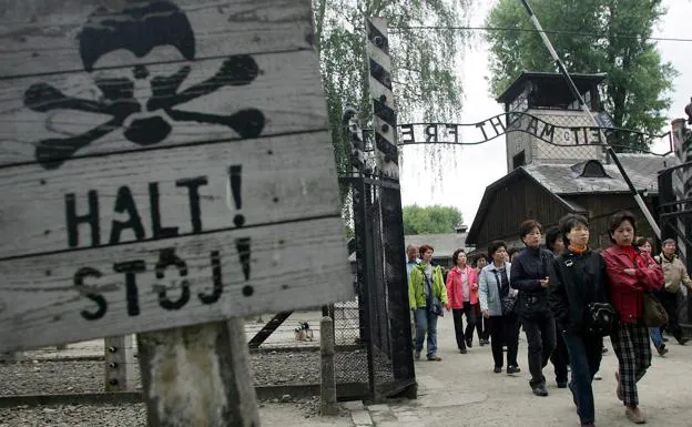 Imagen principal - Auschwitz busca acabar con los selfis y las «bromas estúpidas» de sus 2 millones de turistas