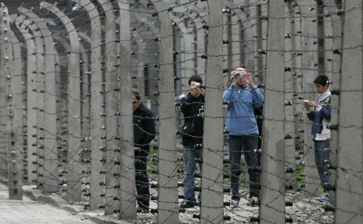 Auschwitz busca acabar con los selfis y las «bromas estúpidas» de sus 2 millones de turistas
