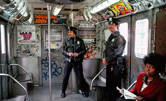 El metro del Bronx en 1981, cuando resultaba difícil encontrar un hueco sin grafitis y la presencia policial era habitual en un barrio castigado por los problemas, como se ve en esta famosa foto de Martha Cooper.