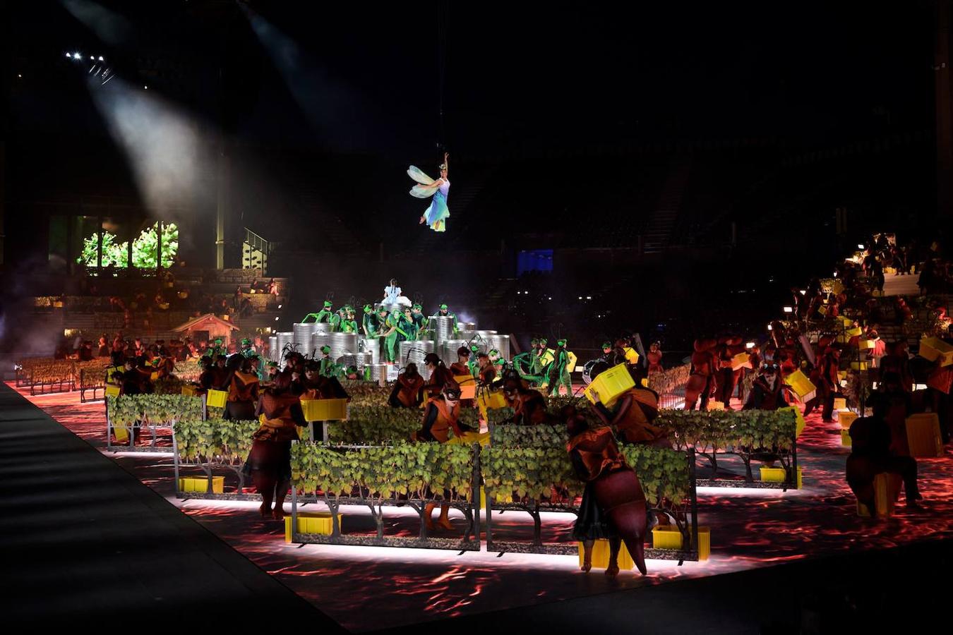 Los espectáculos durante el ensayo de la 'Fete des Vignerons'(festival de viticultores) ayer en un estadio con capacidad para 20 mil espectadores en Vevey, Suiza. El festival ha sido organizado en Vevey, aproximadamente cada 25 años, por la hermandad de viticultores desde 1979. El evento celebrará del 18 de julio al 11 de agosto.