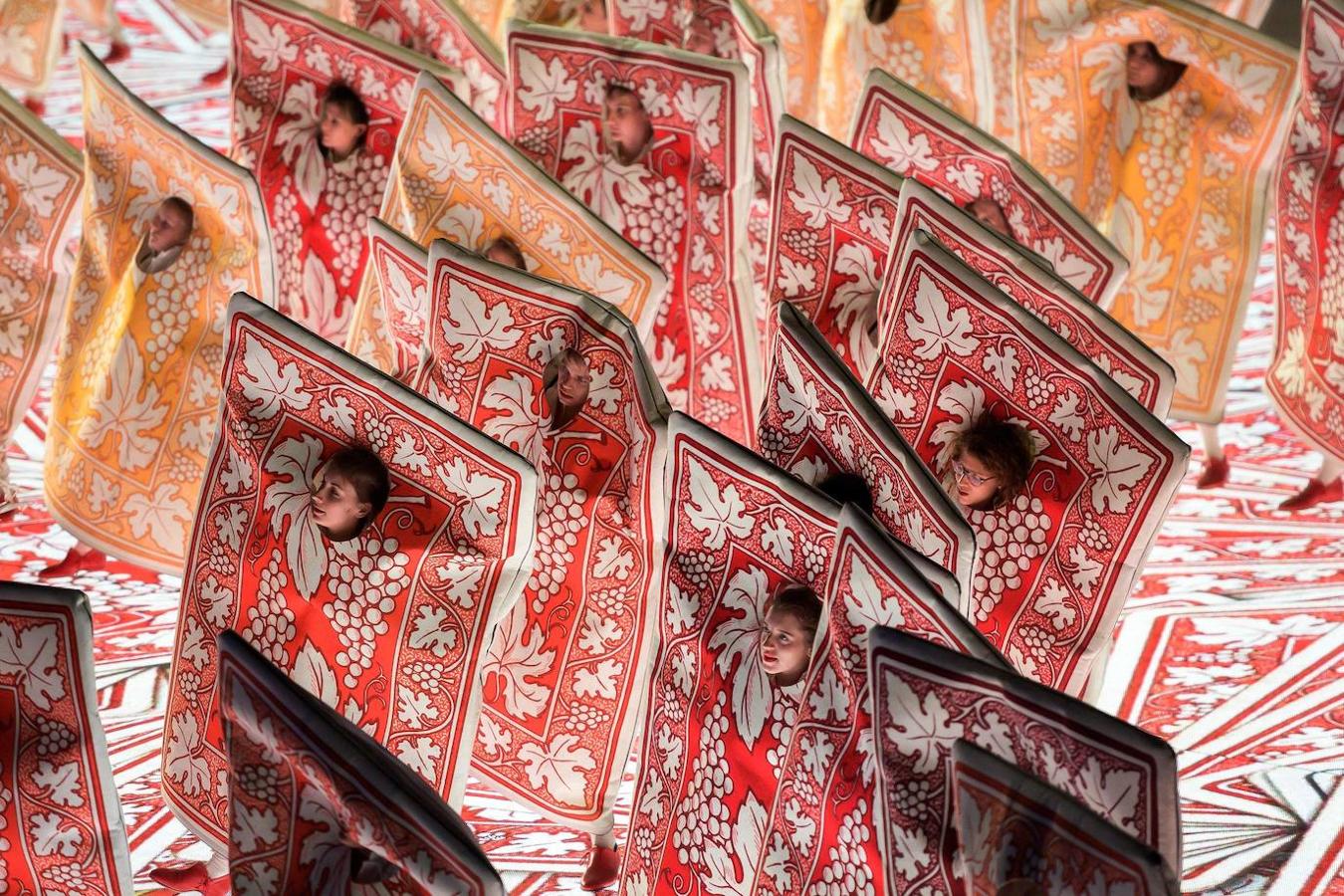 Los espectáculos durante el ensayo de la 'Fete des Vignerons'(festival de viticultores) ayer en un estadio con capacidad para 20 mil espectadores en Vevey, Suiza. El festival ha sido organizado en Vevey, aproximadamente cada 25 años, por la hermandad de viticultores desde 1979. El evento celebrará del 18 de julio al 11 de agosto.