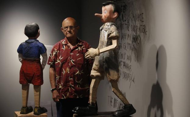 Jim Dine, junto a esculturas de Pinocho, una figura recurrente en su obra. 
