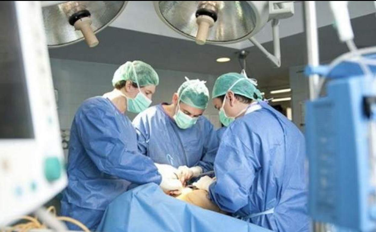 Médicos operando en un quirófano.