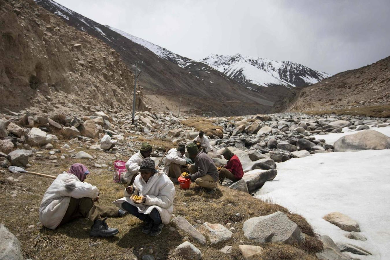 A cientos de kilometros de distancia a sus casas, un grupo de indios están reparando algunas de las carreteras más altas del mundo en un frío desierto del Himalaya. Los 13 trabajadores que provienen del oriental de Jharkhand no están acostumbrados a vivir en fríos extremos.