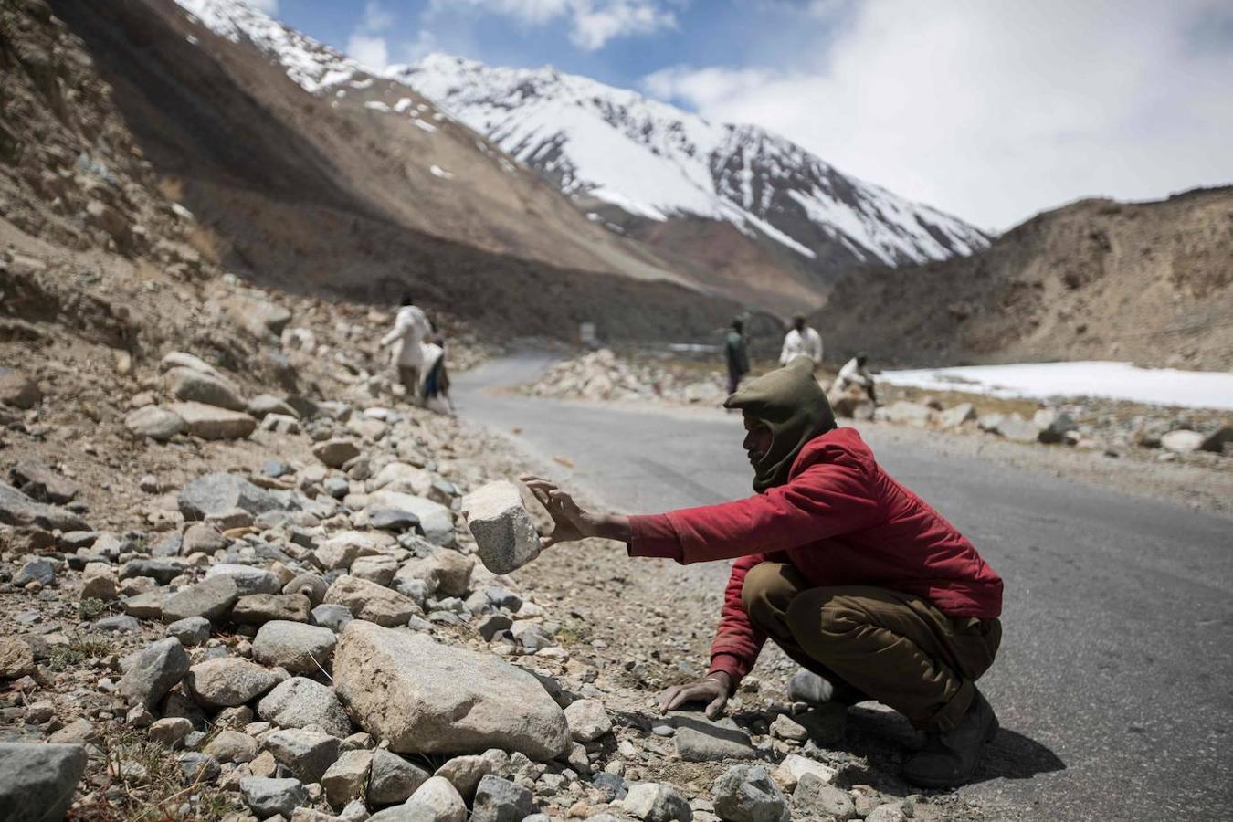 A cientos de kilometros de distancia a sus casas, un grupo de indios están reparando algunas de las carreteras más altas del mundo en un frío desierto del Himalaya. Los 13 trabajadores que provienen del oriental de Jharkhand no están acostumbrados a vivir en fríos extremos.