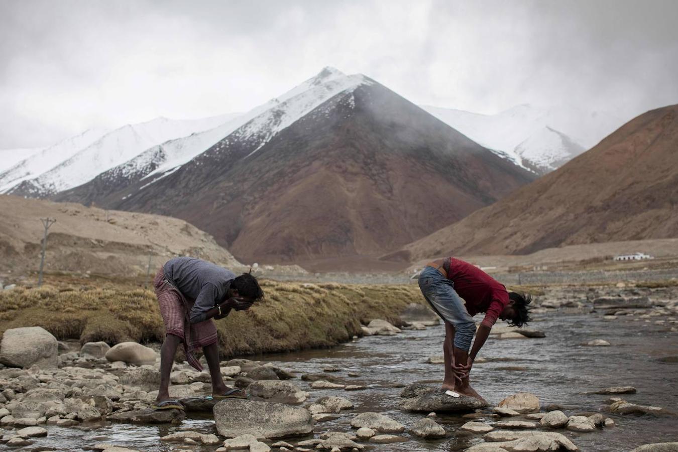 A cientos de kilometros de distancia a sus casas, un grupo de indios están reparando algunas de las carreteras más altas del mundo en un frío desierto del Himalaya. Los 13 trabajadores que provienen del oriental de Jharkhand no están acostumbrados a vivir en fríos extremos.