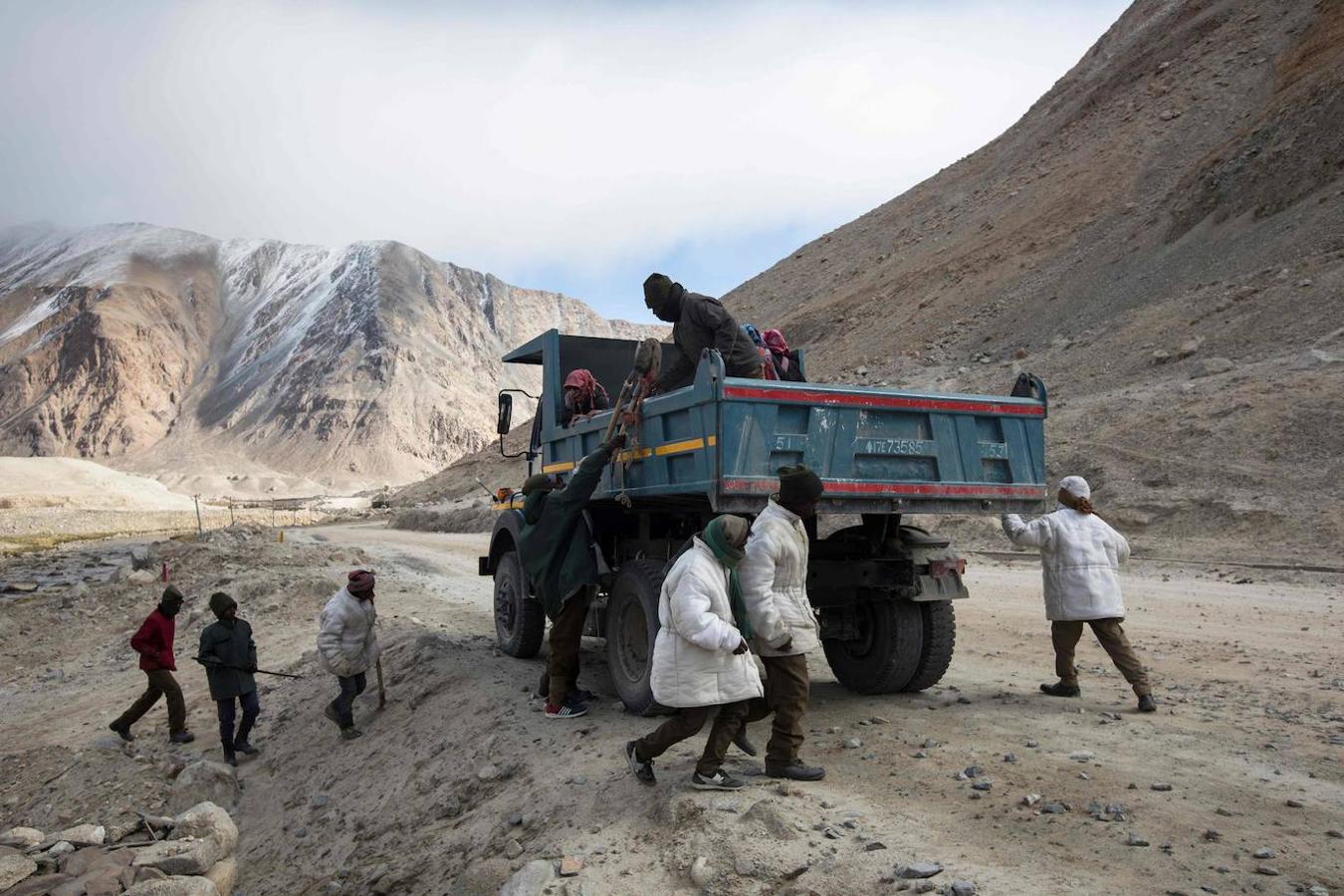 A cientos de kilometros de distancia a sus casas, un grupo de indios están reparando algunas de las carreteras más altas del mundo en un frío desierto del Himalaya. Los 13 trabajadores que provienen del oriental de Jharkhand no están acostumbrados a vivir en fríos extremos.