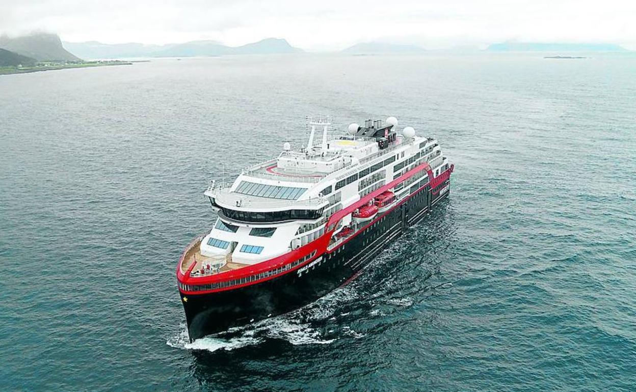 Noruega estrena el barco híbrido 'MS Roald Amundsen', el más verde del mundo
