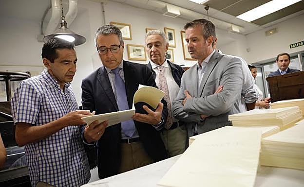 Imagen principal - Los &#039;Sonetos&#039; de Manuel Alcántara dan paso a una nueva etapa de la Antigua Imprenta Sur