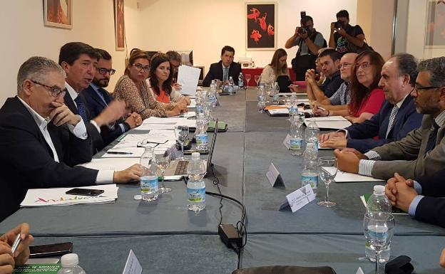 Un momento de la reunión de la Mesa del Turismo, celebrada hoy en Málaga. 