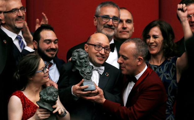 Jesús Vidal, con su Goya, junto a Javier Gutiérrez, Javier Fesser y el resto del equipo de 'Campeones', en la última edición de los Goya. 