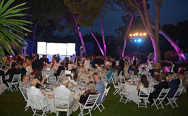 Los jardines del hotel Gran Meliá Don Pepe acogieron el evento. 
