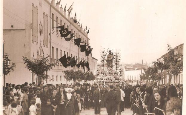 Procesión de María Auxiliadora pasando por delante del Colegio de San Bartolomé, de los Salesianos, en el barrio de Capuchinos. Año 1939. (Archivo del Autor)