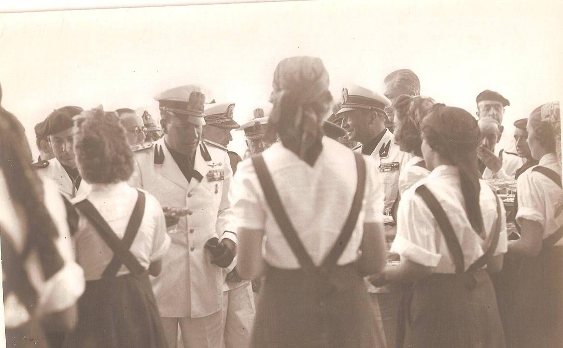 El Conde toma un refrigerio, ofrecido por las chicas de la Sección Femenina, al bajar del avión en el aeródromo de «El Rompedizo». (Archivo del Autor)