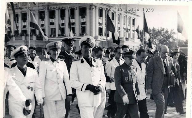 El conde Ciano, en el centro, junto al ministro y yerno de Franco, Ramón Serrano Suñer, a su derecha. Detrás, el edificio de la Autoridad Portuaria engalanado con banderas italianas. (Archivo del Autor)