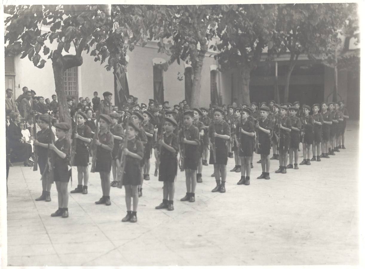 Niños de las Organizaciones Juveniles de Falange en formación. Año 1939. (Archivo del Autor)