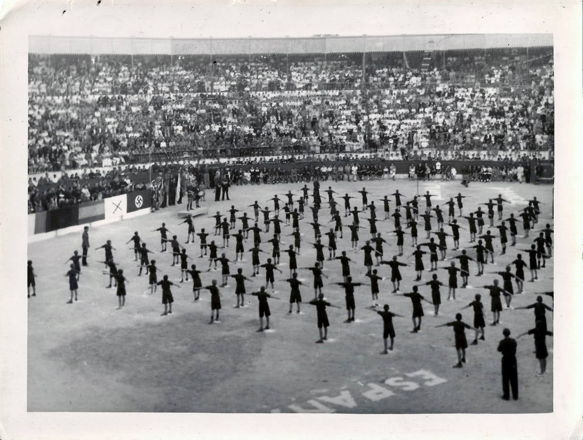 Concentración falangista en La Malagueta, engalanada con banderas nazis, falangistas, carlistas y españolas. Año 1939. (Archivo del Autor)