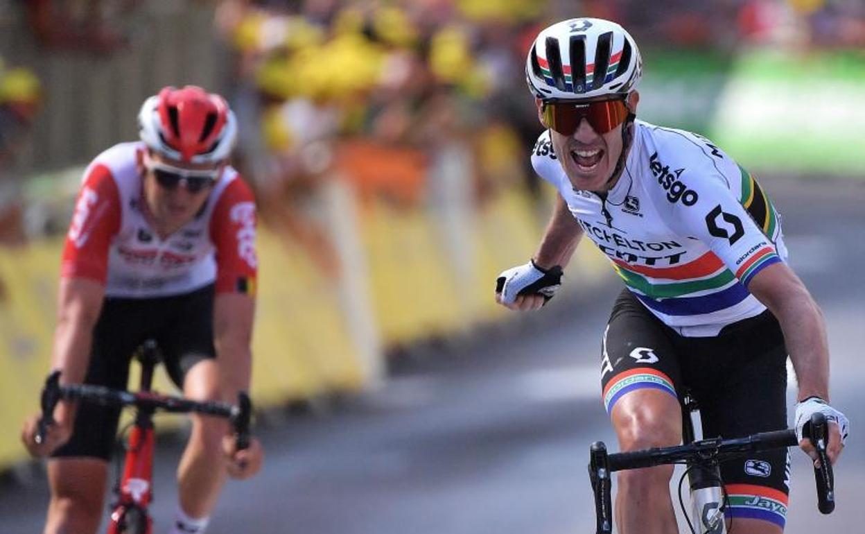 Daryl Impey (d) celebra la victoria tras ganar en el esprint final a Tiesj Benoot (i).