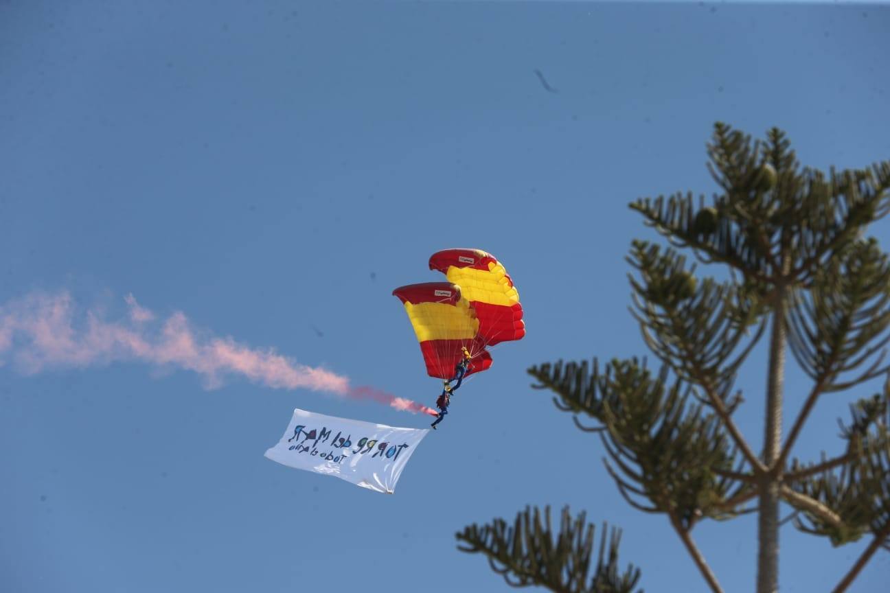 Una treintena de aeronaves participan en la exhibición, que cuenta este año como novedad con el Harrier de la Armada.