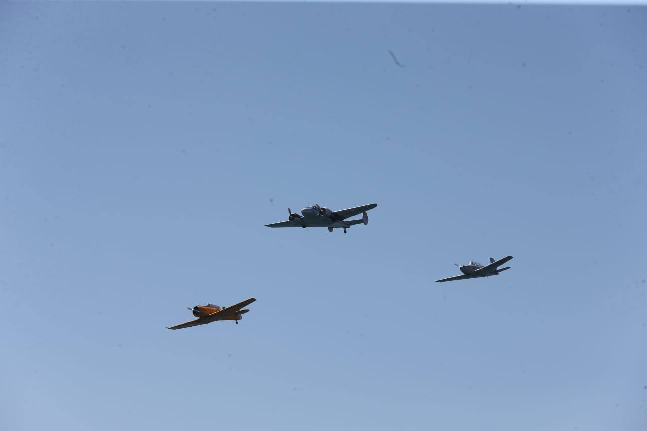 Una treintena de aeronaves participan en la exhibición, que cuenta este año como novedad con el Harrier de la Armada.