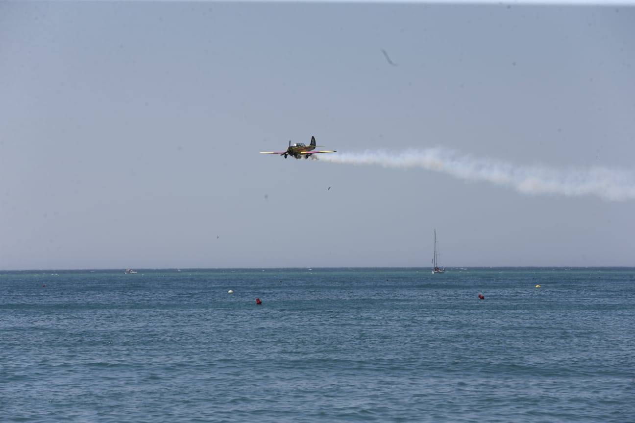 Una treintena de aeronaves participan en la exhibición, que cuenta este año como novedad con el Harrier de la Armada.