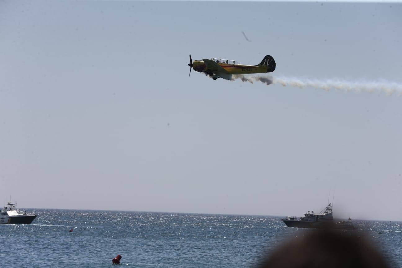 Una treintena de aeronaves participan en la exhibición, que cuenta este año como novedad con el Harrier de la Armada.