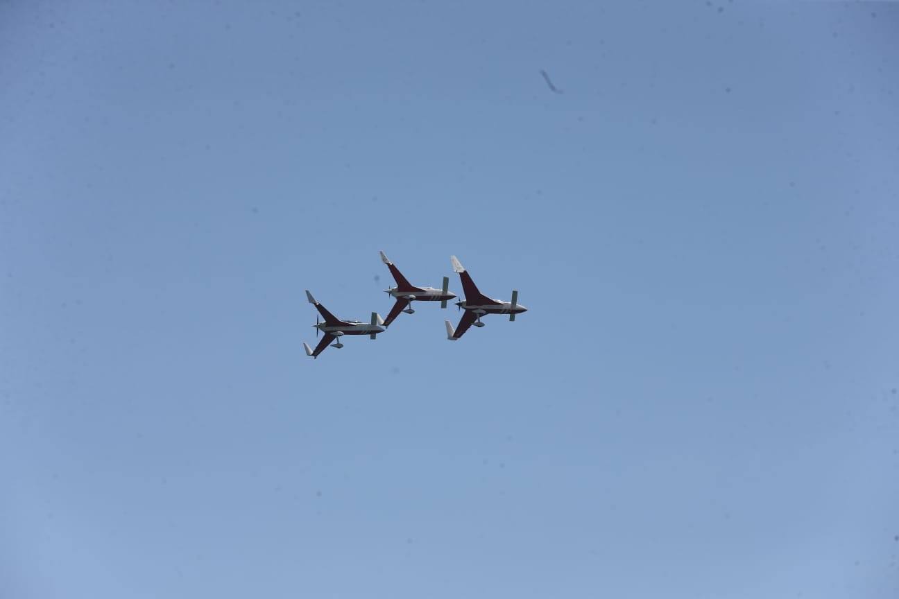 Una treintena de aeronaves participan en la exhibición, que cuenta este año como novedad con el Harrier de la Armada.