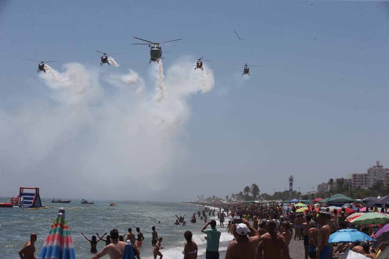 Una treintena de aeronaves participan en la exhibición, que cuenta este año como novedad con el Harrier de la Armada.