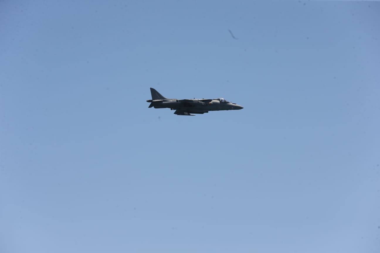 Una treintena de aeronaves participan en la exhibición, que cuenta este año como novedad con el Harrier de la Armada.