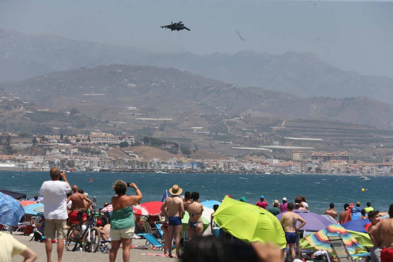 Una treintena de aeronaves participan en la exhibición, que cuenta este año como novedad con el Harrier de la Armada.