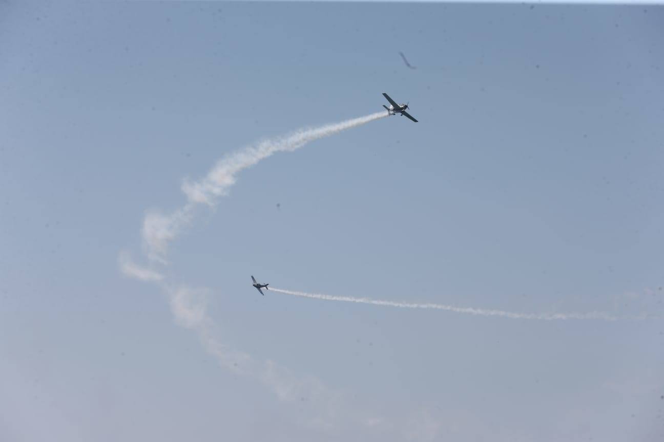 Una treintena de aeronaves participan en la exhibición, que cuenta este año como novedad con el Harrier de la Armada.