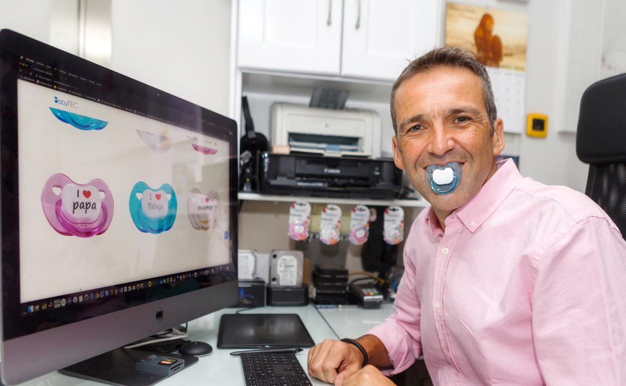 Bernabé Páez en la sede de Babytec, en el CADE de Coín. 