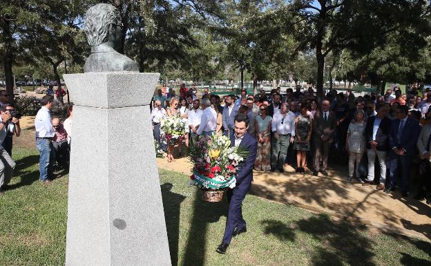 Moreno, en el momento de depositar un canasto de flores ante el monolito que recuerda al edil. 