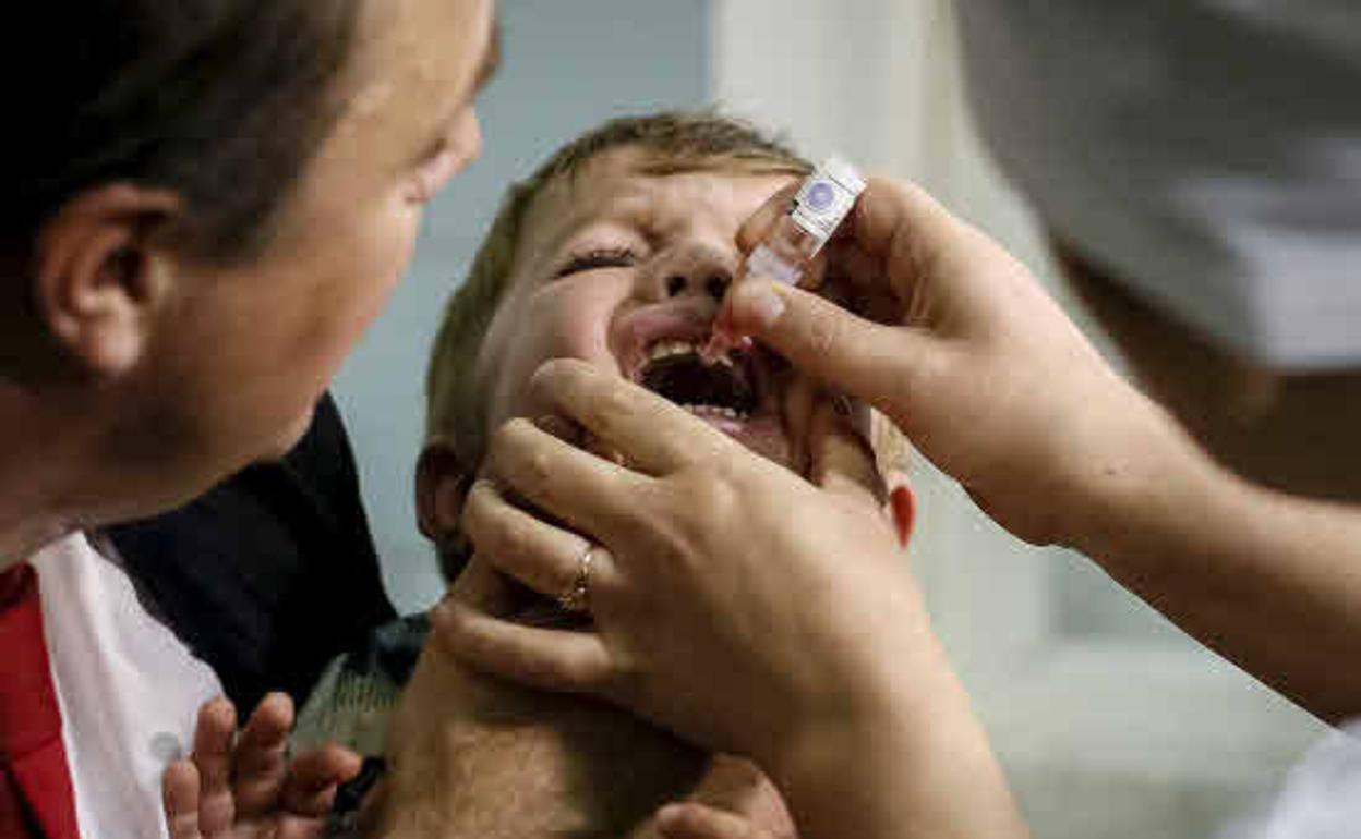 Un niño recibiendo la vacuna contra la polio en una clínica de Kiev, Ucrania