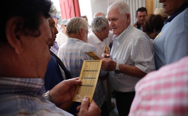 Aficionados esta mañana en la plaza de toros para renovar sus abonos.