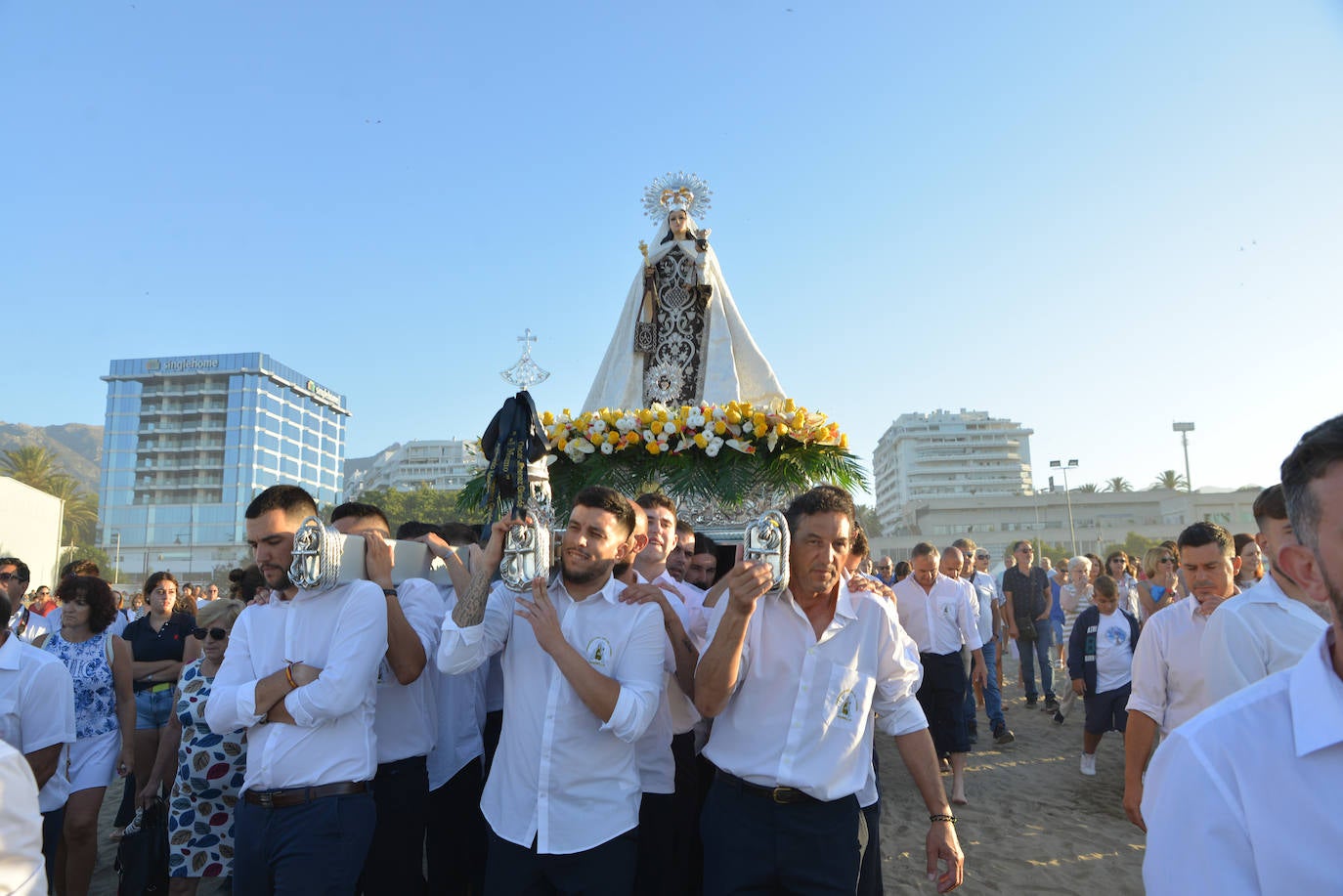 Marbella inicia los festejos del día de la Virgen del Carmen con un multitudinario Rosario de la Aurora