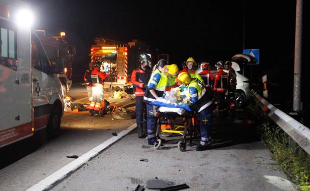 Imagen principal - Un kamikaze provoca un brutal accidente con un muerto y cinco heridos en Asturias